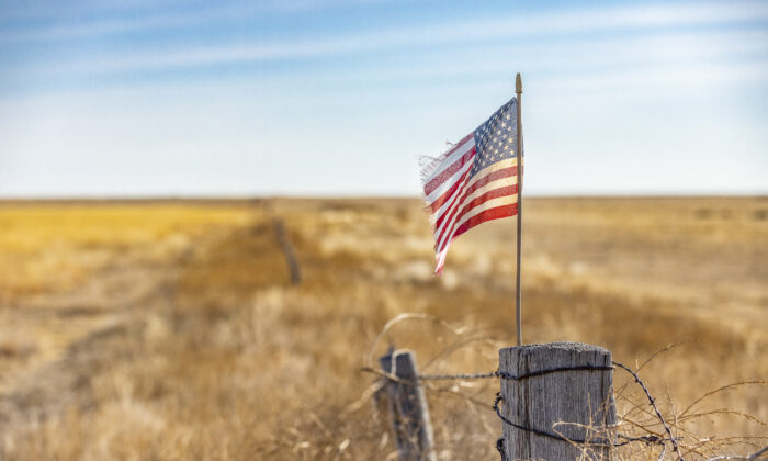 Uma bandeira americana tremula na janela de uma fazenda nos arredores de Walsh, Colorado, em 6 de dezembro de 2021 (John Fredricks/The Epoch Times)