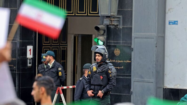 Forças de segurança iranianas montam guarda do lado de fora da sede da embaixada alemã na capital do Irã, Teerã, em 1º de novembro de 2022, enquanto manifestantes se reúnem para uma manifestação antialemã, condenando o apoio da Alemanha às estações de TV da oposição iraniana com sede em Berlim e protestos antigovernamentais no Irã (Foto de ATTA KENARE/AFP via Getty Images)