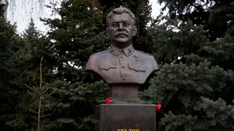 Uma imagem mostra o recém-inaugurado busto de bronze do líder soviético Joseph Stalin fora do museu dedicado à Batalha de Stalingrado na cidade de Volgogrado, no sul da Rússia, em 1º de fevereiro de 2023, na véspera das comemorações da vitória soviética na batalha de Stalingrado. (Foto de STRINGER/AFP via Getty Images)
