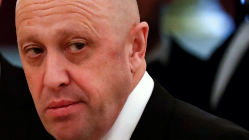 Esta foto tirada em 4 de julho de 2017 mostra o empresário russo Yevgeny Prigozhin antes de uma reunião com líderes empresariais realizada pelos presidentes russo e chinês no Kremlin em Moscou (Foto de SERGEI ILNITSKY/POOL/AFP via Getty Images)