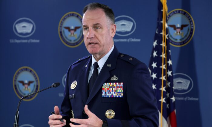 Secretário de Imprensa do Pentágono Brig. O general Pat Ryder fala durante uma coletiva de imprensa no Pentágono em Arlington, Virgínia, em 3 de fevereiro de 2023. (Alex Wong/Getty Images)