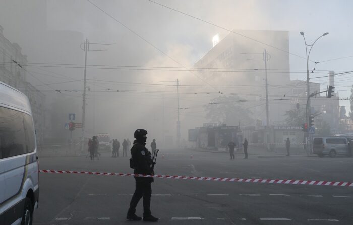 Imagem de arquivo de um ataque em Kiev. (EFE/EPA/SERGEY DOLZHENKO)