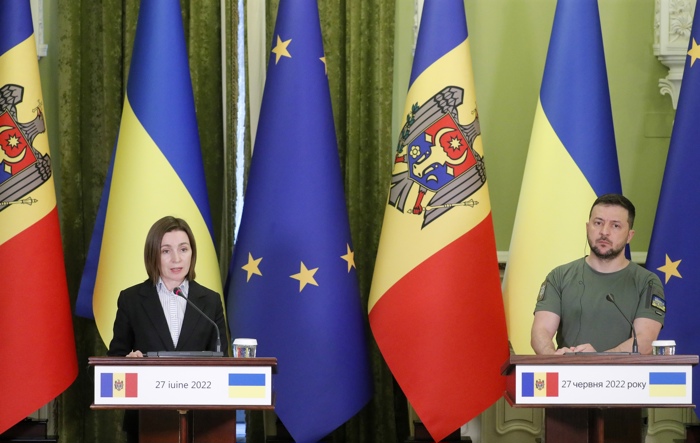 A presidente moldava, Maia Sandu (e), e o seu homólogo ucraniano, Volodímir Zelenski (d), assistem a uma conferência de imprensa conjunta em Kiev a 27 de junho (EFE/EPA/SERGEY DOLZHENKO)