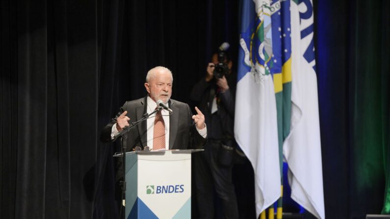 Lula falando na posse de Mercadante no BNDES (© Tomaz Silva/Agência Brasil)