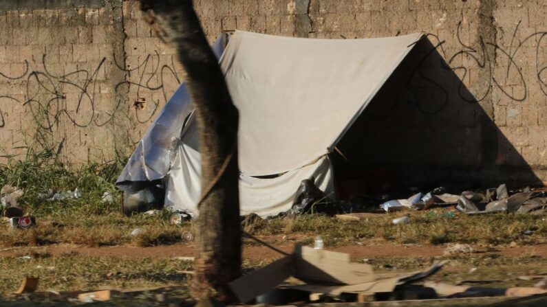 Pessoas em situação de rua acampadas pelo Plano Piloto de Brasília (© Fabio Rodrigues-Pozzebom/ Agência Brasil)