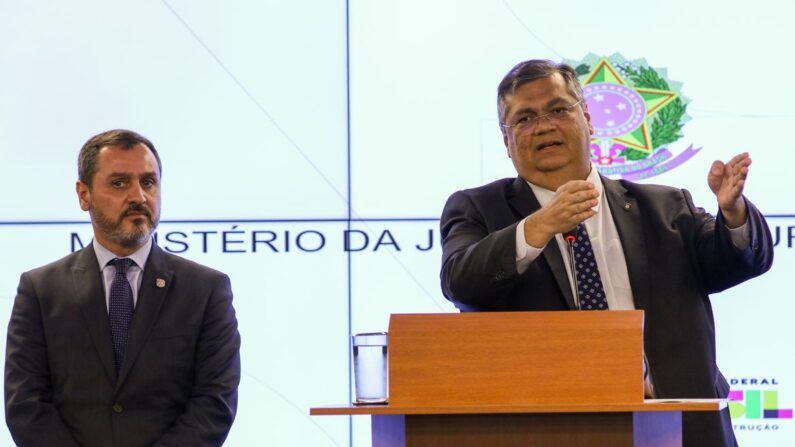 0 ministro da Justiça, Flávio Dino, acompanhando do diretor-geral da Polícia Federal, Andrei Rodrigues, durante coletiva (© Fabio Rodrigues-Pozzebom/ Agência Brasil)