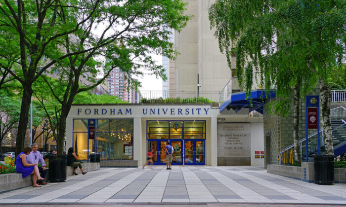 Vista do campus da Fordham University, uma universidade privada de pesquisa católica jesuíta localizada em Manhattan, Nova Iorque, em 26 de agosto de 2018 (Shutterstock)