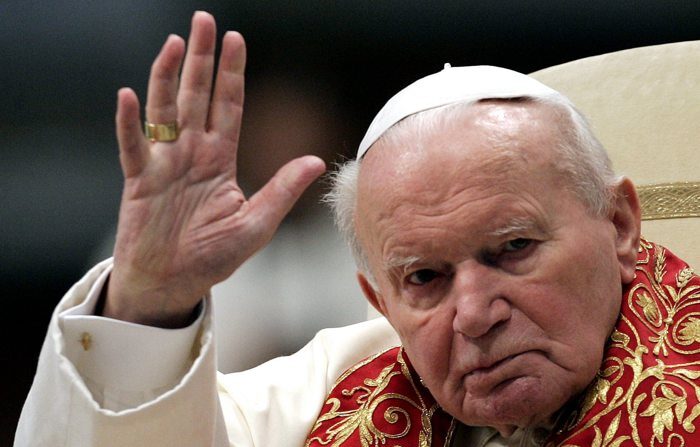 Papa João Paulo II cumprimenta ao deixar a Basílica de São Pedro em novembro de 2004, no Vaticano (EFE/EPA/FILIPPO MONTEFORTE)