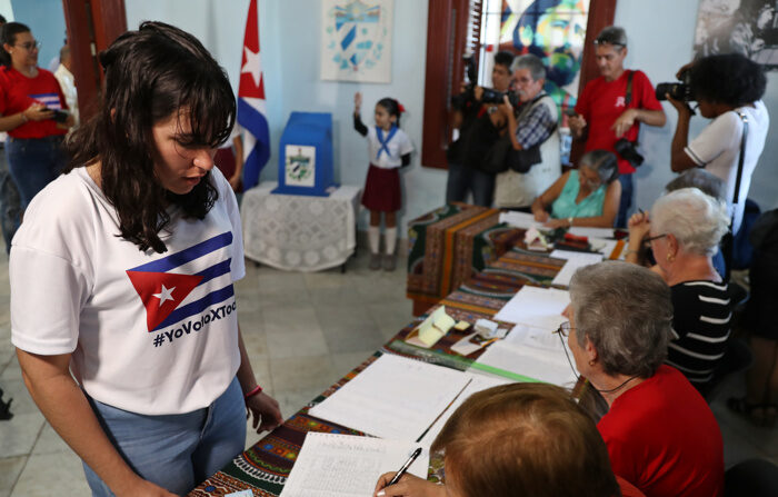 Cidadãos votam hoje em um posto de votação em Havana (Cuba). Cuba iniciou neste domingo a jornada eleitoral de suas eleições parlamentares, com as quais a Assembleia Nacional do Poder Popular (ANPP), órgão legislativo máximo da ilha, será renovada por cinco anos (EFE/Yander Zamora)