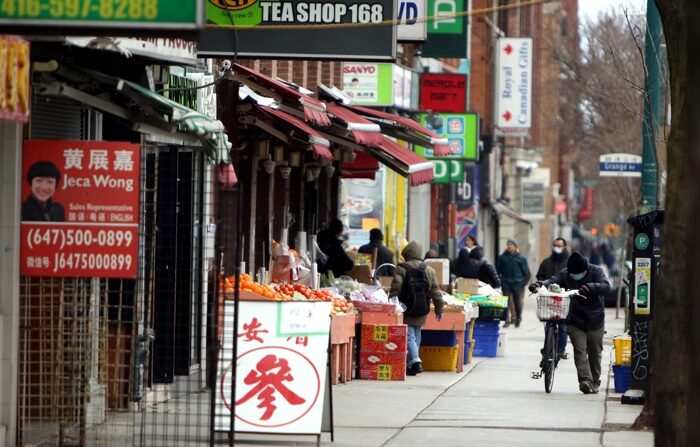 Pedestres caminham pela Spadina Avenue na Chinatown de Toronto. Imagem de arquivo (EFE/ Osvaldo Ponce)