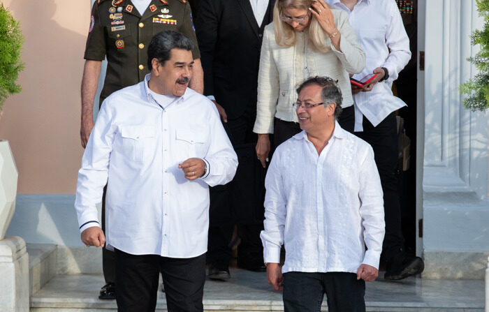 O ditador da Venezuela, Nicolás Maduro (esquerda), com o presidente colombiano, Gustavo Petro, em foto de arquivo (EFE/Rayner Pena R)