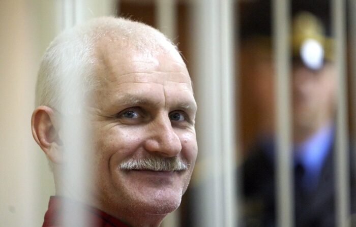 O ativista de direitos humanos bielorrusso Ales Bialiatski senta-se dentro de uma cela em um tribunal durante uma sessão em Minsk, Belarus, 24 de novembro de 2011 (Protestos, Belarus) (EFE/EPA/TATYANA ZENKOVICH )