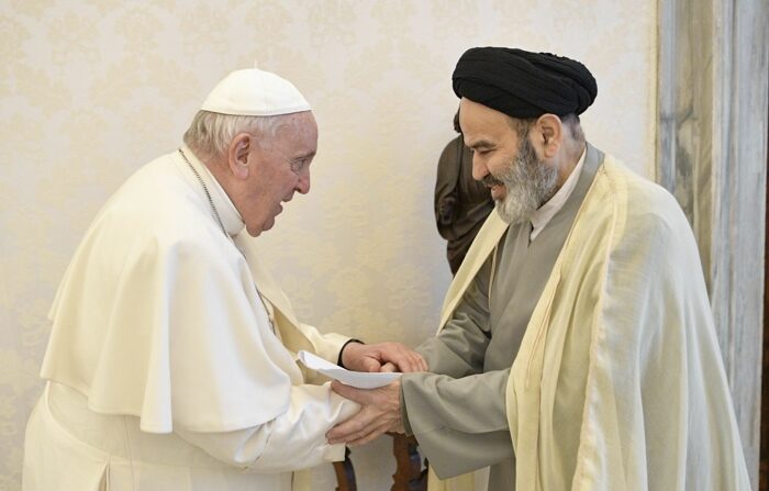 O Papa Francisco (à esquerda) se encontra com o presidente de Religiões e Denominações da Seyed University, Abu al Hassan Navab (à direita), em 10/03/2023 no Vaticano (EFE/EPA/VATICAN MEDIA)