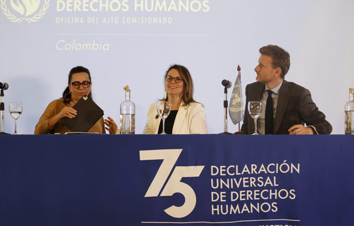 A representante da Alta Comissária da ONU para os Direitos Humanos na Colômbia, Juliette De Rivero (c), apresenta o relatório de direitos humanos em Bogotá (Colômbia) (EFE/Mauricio Dueñas Castañeda)