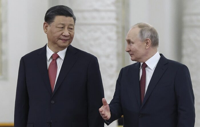O presidente chinês, Xi Jinping (à esquerda), e o presidente russo, Vladimir Putin, participam de uma cerimônia de boas-vindas antes das negociações Rússia-China em Moscou na terça-feira (EFE/EPA/SERGEY KARPUHIN/SPUTNIK/KREMLIN POOL)