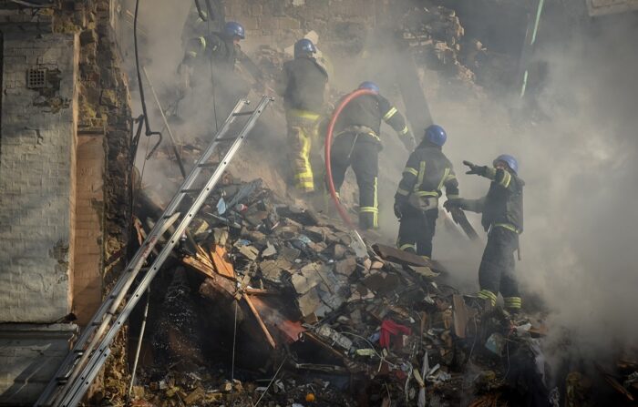 Imagem dos recentes atentados russos em Kiev (EFE/EPA/OLEG PETRASYUK)
