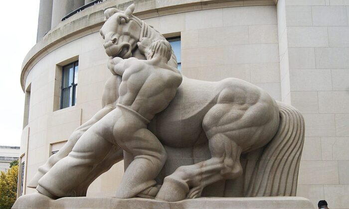 A escultura "Man Controlling Trade" (1942) do escultor nova-iorquino Michael Lantz é vista do lado de fora do prédio da Federal Trade Commission em uma foto de arquivo. (FTC.gov)