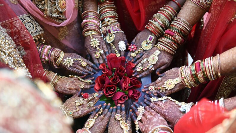 Nesta foto tirada em 23 de dezembro de 2018, noivas muçulmanas indianas posam para uma foto antes de participar de um casamento em massa em Surat (Foto de SAM PANTHAKY / AFP via Getty Images)