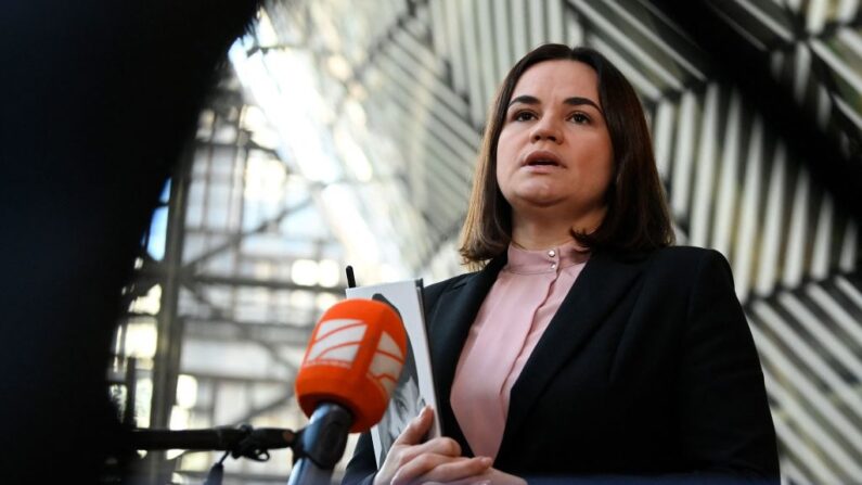 Líder do movimento democrático bielorrusso Sviatlana Tsikhanouskaya fala à imprensa durante uma reunião do Conselho de Relações Exteriores na sede da UE em Bruxelas, em 14 de novembro de 2022 (Foto de JOHN THYS/AFP via Getty Images)