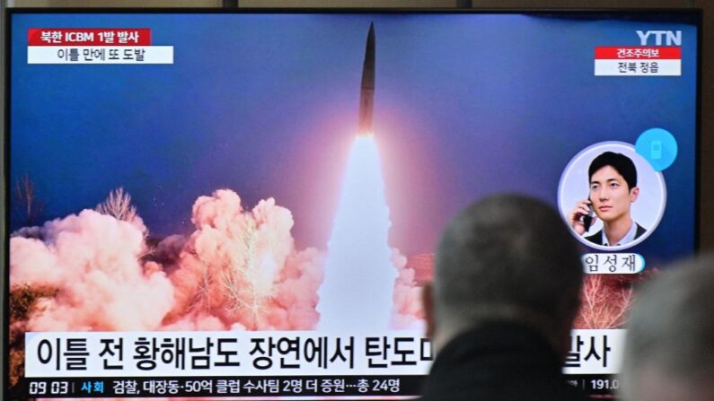 Televisão exibindo um noticiário com imagens de arquivo de um teste de míssil norte-coreano, em uma estação ferroviária em Seul, em 16 de março de 2023. - A Coreia do Norte disparou um "míssil balístico de longo alcance" em 16 de março, disseram militares de Seul , seu terceiro lançamento nesta semana, quando o presidente sul-coreano Yoon Suk Yeol se dirigiu a Tóquio para fortalecer os laços diante da crescente agressão de Pyongyang (Foto de ANTHONY WALLACE / AFP via Getty Images)