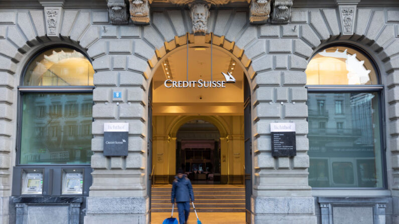 O logotipo da empresa é visto na sede global do banco suíço Credit Suisse um dia depois de suas ações caírem aproximadamente 30% em 16 de março de 2023 em Zurique, Suíça. O Credit Suisse teria pedido apoio ao governo suíço após a recusa de um apoiador saudita em fornecer mais dinheiro. A queda acentuada no preço das ações derrubou as ações de outros grandes bancos europeus. A disrupção está ocorrendo logo após a falência do Silicon Valley Bank nos EUA (Foto de Arnd Wiegmann/Getty Images)