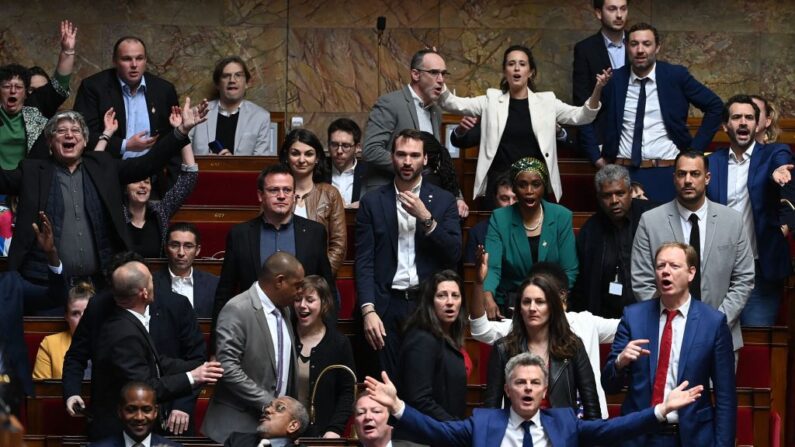 Membros do Parlamento da coalizão de esquerda NUPES (Nova União Ecológica e Social do Povo) cantam o hino nacional e reagem durante uma sessão quando o primeiro-ministro da França confirmou forçar a lei previdenciária sem votação do parlamento durante uma sessão sobre a reforma previdenciária do governo na Câmara dos Deputados Assembleia Nacional da Câmara, em Paris, em 16 de março de 2023 (Foto de ALAIN JOCARD/AFP via Getty Images)