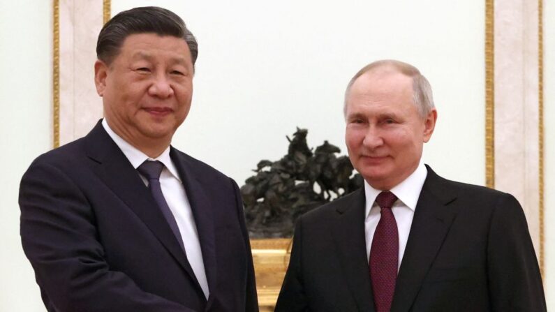 O presidente russo, Vladimir Putin, se encontra com o líder do Partido Comunista Chinês (PCCh), Xi Jinping, no Kremlin, em Moscou, em 20 de março de 2023 (Foto de SERGEI KARPUKHIN/SPUTNIK/AFP via Getty Images)