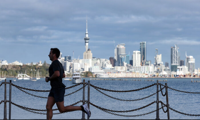 Um corredor se exercita ao longo da Tamaki Drive na orla de Auckland em Auckland, Nova Zelândia, em 24 de agosto de 2021 (Fiona Goodall/Getty Images)
