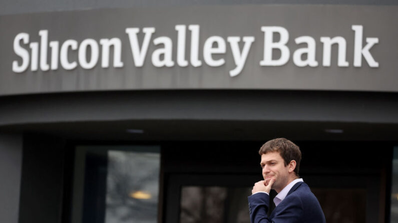 Um cliente do lado de fora de uma sede fechada do Silicon Valley Bank (SVB) em 10 de março de 2023 em Santa Clara, Califórnia. O Silicon Valley Bank foi fechado na manhã de sexta-feira (10) pelos reguladores da Califórnia e foi colocado no controle da US Federal Deposit Insurance Corporation. Antes de serem fechadas pelos reguladores, as ações do SVB foram interrompidas na manhã de sexta-feira, depois de cair mais de 60% nas negociações de pré-mercado, após uma queda de 60% na quinta-feira, quando o banco vendeu uma carteira de títulos do Tesouro dos EUA e US$ 1,75 bilhão em ações para cobrir clientes em declínio depósitos (Foto de Justin Sullivan/Getty Images)