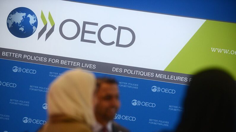 Convidados chegam à apresentação das candidaturas para a Expo Mundial 2020, na sede da OCDE, em 27 de novembro de 2013 em Paris, França (Foto de Antoine Antoniol/Getty Images)