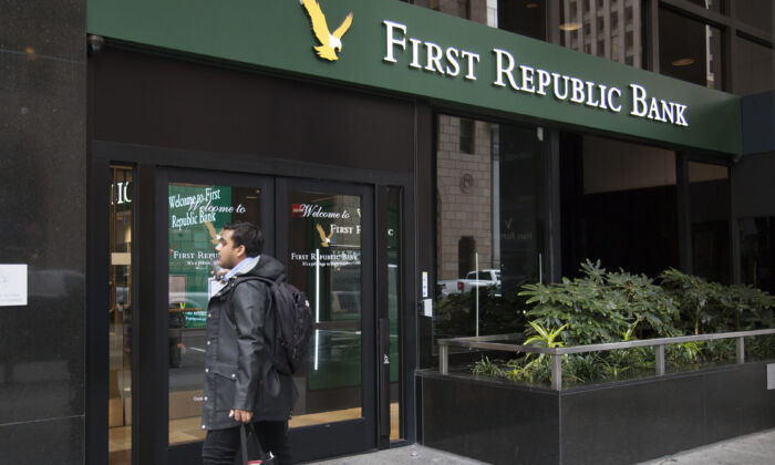 Um homem do lado de fora do First Republic Bank no centro de San Francisco, Califórnia (Lear Zhou/The Epoch Times)