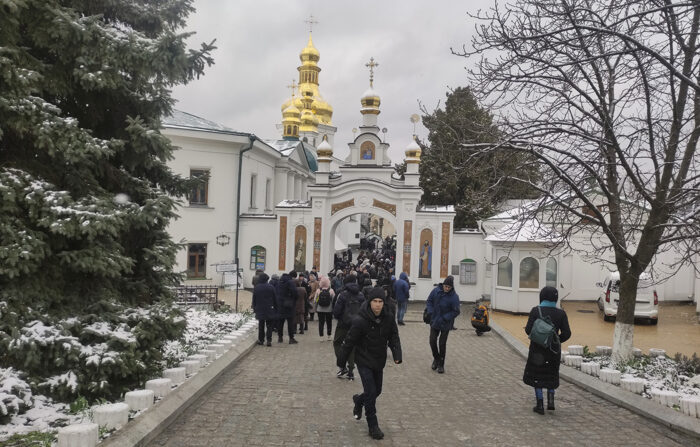 Milhares de ucranianos compareceram nesta quarta-feira, 29 de março, ao Mosteiro das Cavernas de Kiev para expressar seu apoio aos monges e sacerdotes da Igreja Ortodoxa Ucraniana, canonicamente subordinada ao Patriarcado de Moscou, que o governo ucraniano quer expulsar por considerar eles pró-russos (EFE / Marcel Gascon)