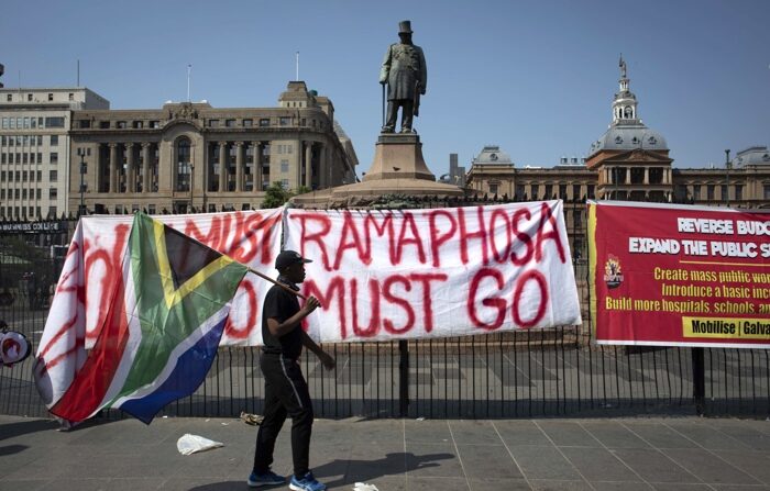 Apoiadores do partido político de esquerda The Economic Freedom Fighters (EFF) protestam na Church Square, Pretória, África do Sul, 20 de março de 2023 (EFE/EPA/KIM LUDBROOK)