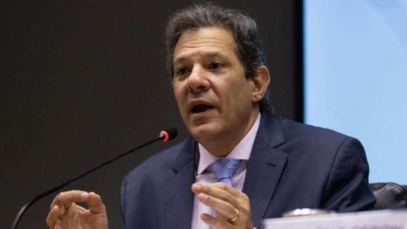 Os ministros da Fazenda, Fernando Haddad e do Planejamento, Simone Tebet, durante coletiva sobre a nova regra fiscal  (Foto: José Cruz/ Agência Brasil)