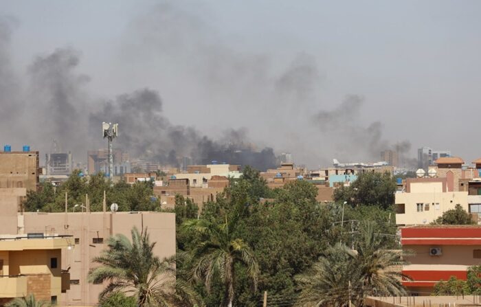 Fumaça sobe sobre Cartum durante confrontos entre o exército sudanês e os paramilitares das Forças de Apoio Rápido (FAR) (EFE/EPA/STRINGER)