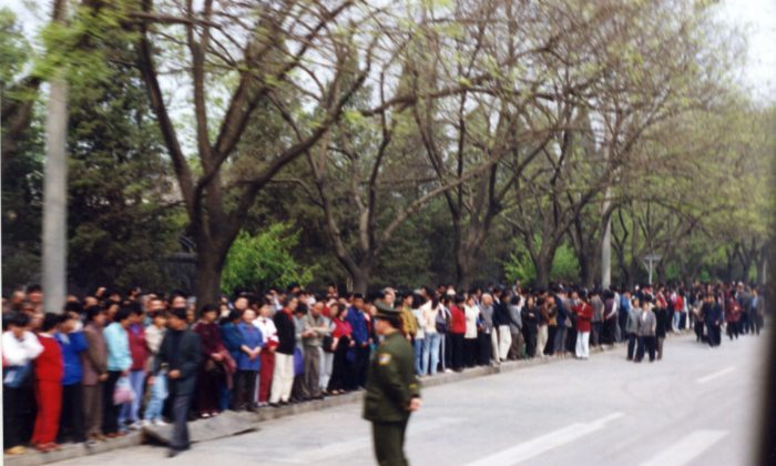 Praticantes do Falun Gong se reúnem perto de Zhongnanhai para apelar pacificamente por sua liberdade de crença em 25 de abril de 1999. (Foto cedida por Minghui.org)