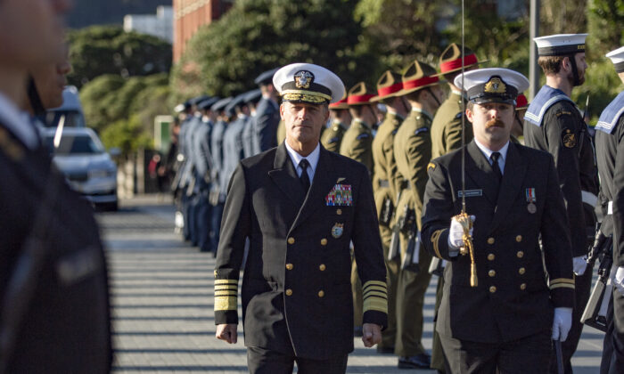 O almirante dos EUA John C. Aquilino (E), comandante do Comando Indo-Pacífico dos EUA, é recebido na Nova Zelândia com uma cerimônia tradicional de Powhiri, Guarda de Honra e Último Post, em Wellington, Nova Zelândia, em 1º de agosto de 2022 . (Embaixada e Consulado dos EUA na Nova Zelândia)