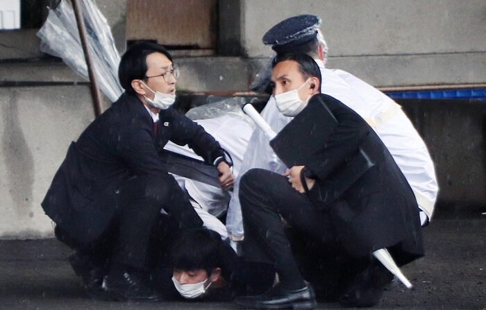 Policiais prendem um homem suspeito de lançar explosivos quando o primeiro-ministro japonês, Fumio Kishida, estava prestes a fazer um discurso em um porto de pesca em Wakayama, no oeste do Japão (EFE/EPA/JIJI PRESS JAPAN OUT APENAS PARA USO EDITORIAL / CULTURA ALTERNATIVA)