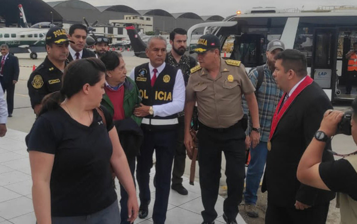 Foto cedida pela Polícia Nacional do Peru mostrando a chegada do ex-presidente peruano Alejandro Toledo (C-E) após ser extraditado dos Estados Unidos em Lima (EFE/ Cortesia Polícia Nacional do Peru)