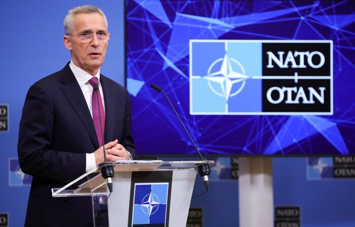 O secretário-geral da OTAN, Jens Stoltenberg, dá uma coletiva de imprensa após uma reunião de ministros das Relações Exteriores na sede da Organização do Tratado do Atlântico Norte em Bruxelas, Bélgica, em 5 de abril de 2023 (EFE/EPA/OLIVIER MATTHYS/POOL)