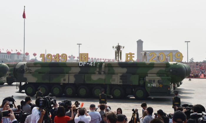 Veículos militares carregam mísseis balísticos intercontinentais com capacidade nuclear DF-41 da China em um desfile militar na Praça da Paz Celestial em Pequim em 1º de outubro de 2019 (Greg Baker/AFP via Getty Images)