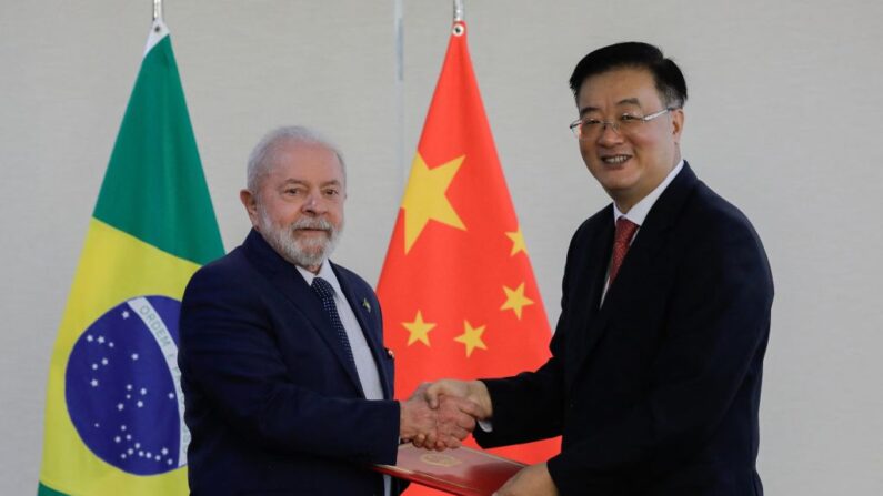 O presidente do Brasil, Luiz Inácio Lula da Silva, recebe as credenciais do embaixador da China no Brasil, Zhu Qingqiao, no Palácio do Planalto, em Brasília, em 03 de fevereiro de 2023 (Foto de SERGIO LIMA/AFP via Getty Images)