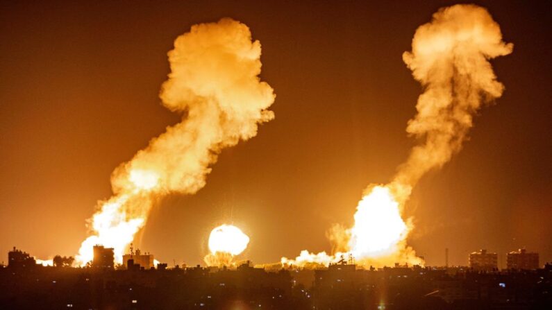 Esta foto tirada no início de 7 de abril de 2023 mostra explosões em Khan Yunis, no sul da Faixa de Gaza, durante ataques aéreos israelenses no enclave palestino (Foto de YOUSEF MASOUD / AFP via Getty Images)