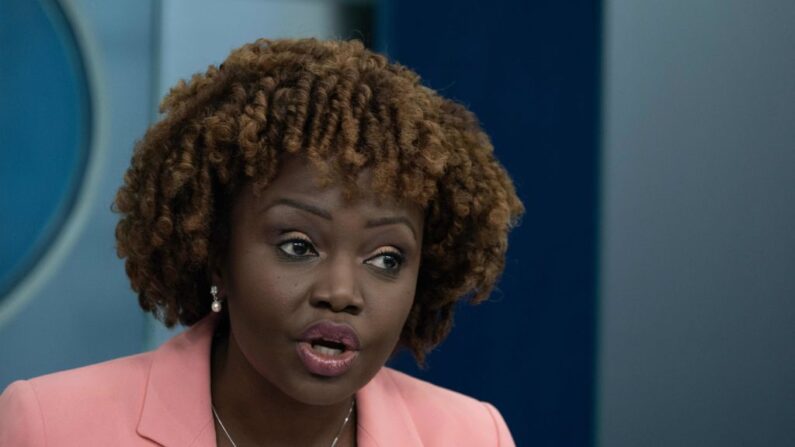 A Secretária de Imprensa da Casa Branca, Karine Jean-Pierre, fala durante o briefing diário na Brady Briefing Room da Casa Branca em Washington, DC, em 10 de abril de 2022  (Foto de ANDREW CABALLERO-REYNOLDS /AFP via Getty Images)