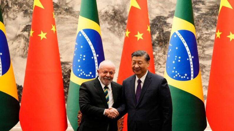 O líder do Partido Comunista Chinês (PCCh), Xi Jinping, (direita) e o presidente brasileiro Luiz Inácio Lula da Silva se cumprimentam após a cerimônia de assinatura no Grande Salão do Povo em Pequim em 14 de abril de 2023 (Foto por KEN ISHII/POOL/AFP via Getty Images)