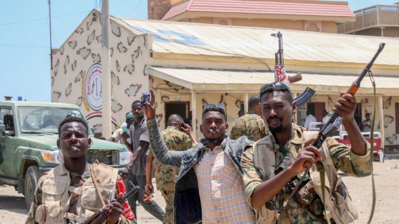 Esta foto tirada em 16 de abril de 2023 mostra soldados do exército sudanês, leais ao chefe do exército Abdel Fattah al-Burhan, posando para uma foto na base das Forças de Apoio Rápido (RSF) na cidade de Port Sudan, no Mar Vermelho.  Combatentes em combate no Sudão disseram que concordaram com uma pausa humanitária de uma hora, inclusive para evacuar feridos, no segundo dia de intensas batalhas urbanas que mataram mais de 50 civis, incluindo três funcionários da ONU, provocando protestos internacionais (Foto por -/AFP via Getty Images)