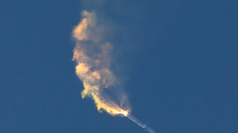 A SpaceX Starship lança um teste de voo da Starbase em Boca Chica, Texas, em 20 de abril de 2023.  A cápsula da Starship estava programada para se separar do propulsor de foguete de primeiro estágio três minutos após o início do vôo, mas a separação não ocorreu e o foguete explodiu (Foto de PATRICK T. FALLON / AFP via Getty Images)