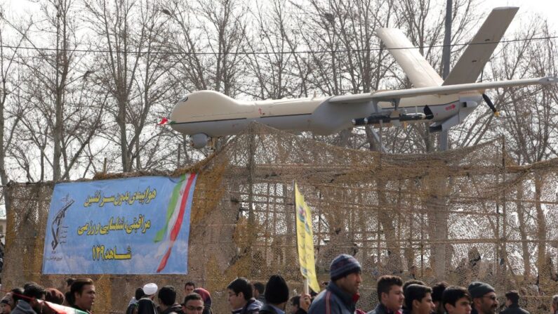 Pessoas passam pelo drone Shahed 129 durante as comemorações em Teerã, no Irã, para marcar o 37º aniversário da revolução islâmica em 11 de fevereiro de 2016. Os iranianos acenaram com faixas "Morte à América" (Foto de ATTA KENARE / AFP via Getty Images)