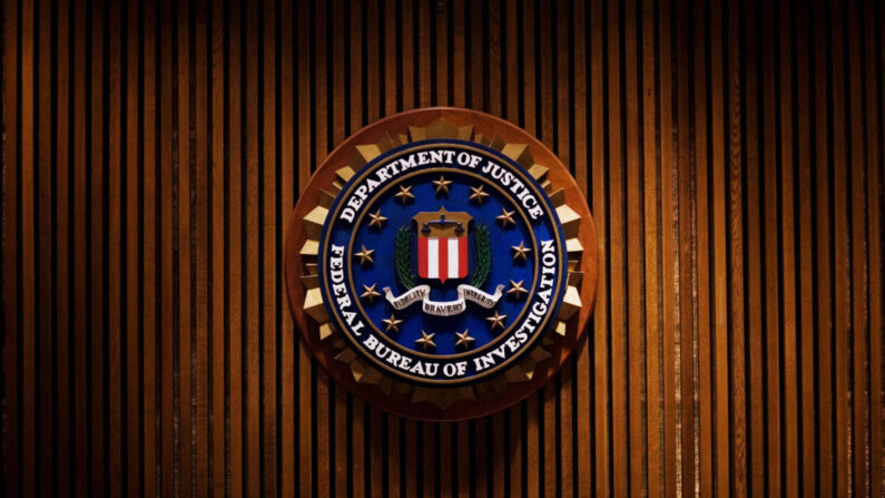 Um escudo do Federal Bureau of Investigation dentro do edifício J. Edgar Hoover do FBI em Washington, DC, em 3 de agosto de 2007 (MANDEL NGAN/AFP via Getty Images) Fonte: The Epoch Times