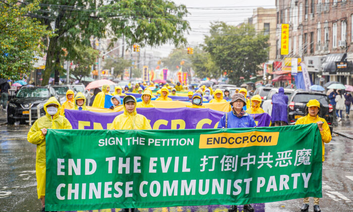 Praticantes do Falun Gong participam de um desfile no Brooklyn, na cidade de Nova Iorque, em 2 de outubro de 2022, para encerrar a perseguição do regime chinês (Zhang Jingchu/The Epoch Times).